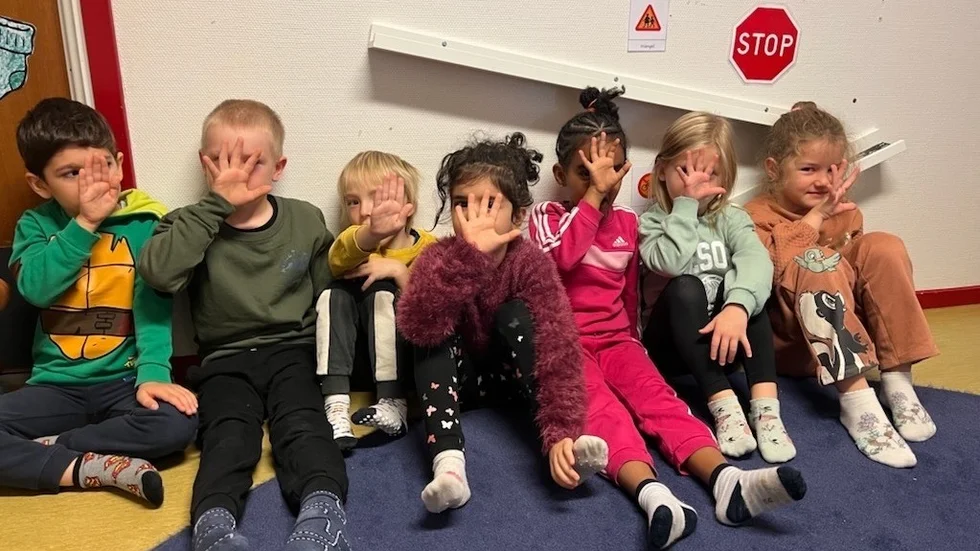 Några av barnen på förskolan Gränden i Vingåker som har arbetat med Rädda barnens temavecka Stopp min kropp. 