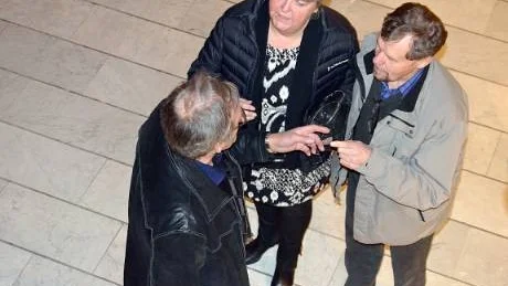 OENSE. Vid lunchuppehållet fortsatte diskussionerna mellan Stig Carlsson (S) samt centerpartisterna Inga-Lis Samuelsson och Valter Lindh.