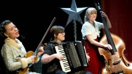 De oerhört samspelta Livet Nord, Camilla Åström och Jenny Kristoffersson bildar en musikalisk backdrop till de andra artisterna som medverkar i förställningen Midvintervaka.