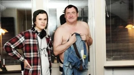 Lars Persson och skådespelaren Göran Forsmark under inspelningen av kortfilmen Renoveringen som spelades in på Skurholmen i Luleå 2010.