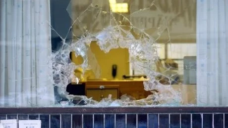 KROSSADE FÖNSTER KROSSAR SAMHÄLLEN. En slutsats forskaren James Q. Wilsons drar.