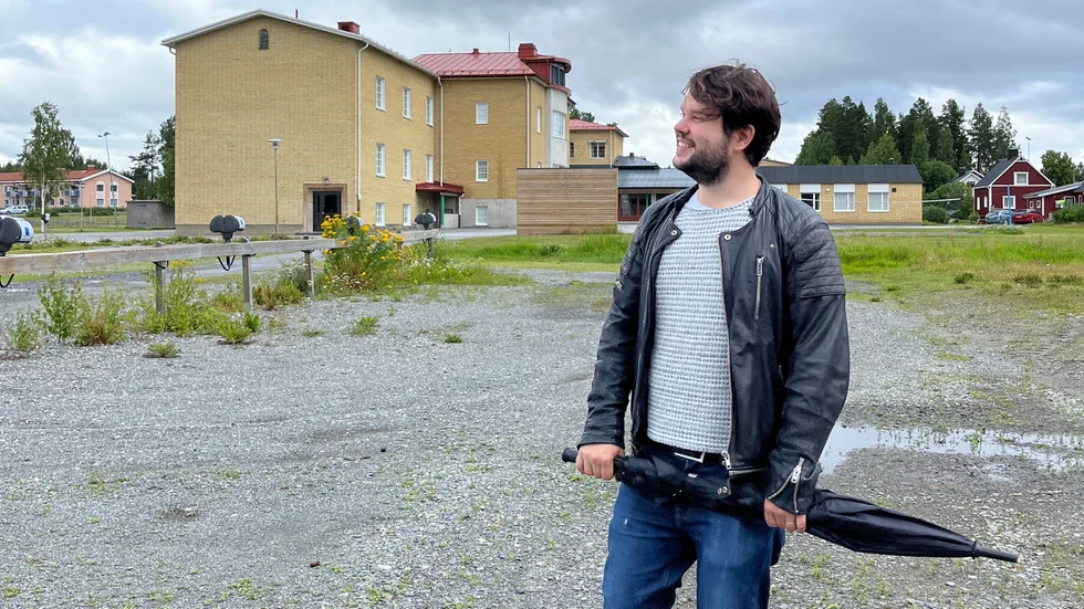 Tobias Söderlund på platsen där huset stod.