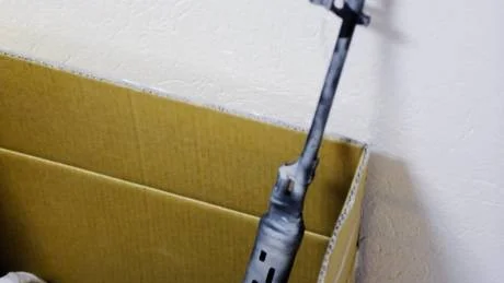 LÄGENHETSFÖRRÅDET.I en av kartongerna i 22-åringens lägenhetsförråd står ett vapen.
