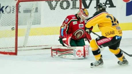 HJÄLTE. Joonas Vihko avgjorde matchen när han överlistade Frölundas målvakt Julius Hudacek och satte 3-1 för Luleå.