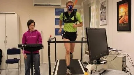 LÖPANDE FORSKNING. Forskningsledaren Christer Malm, docent vid Umeå universitet, som här springer på Winternets testband, har forskat fram nya unika uppgifter på området bloddoping. Inom ett par år skulle forskningsresultaten kunna användas "skarpt" inom idrotten. Winternt är samarbetspartner i forskningen.