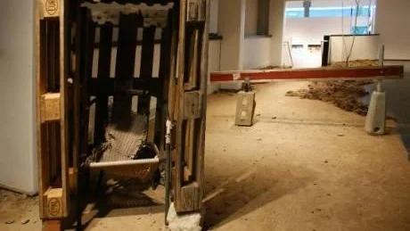 SYMBOLIK. Kurirens konstkritiker Bertil Sundstedt ser kopplingar mellan Alexander Svartvattens ödsliga installation i Konsthallen i Luleå och den kinesiske konstnären Wenda Gus arbete med hår som material.