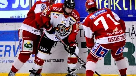 POÄNGLÖS. Niklas Olausson fick lämna Eon Arena i Timrå utan poäng. Desto gladare var nog den tidigare Luleåspelaren Jonathan Hedström.