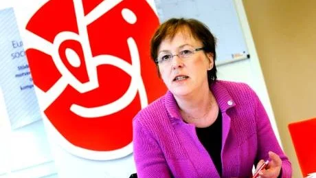 Karin Åström lovar tåg.