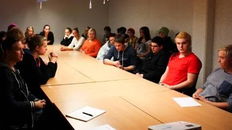 Ett 20-tal vänner till Feras Raad, 19, åkte till Migrationsverket i Boden för att överlämna namninsamlingen med 1425 underskrifter. "Vi hoppas att utvisningsbeslutet kan ändras", säger initiativtagaren Johannes Granström.