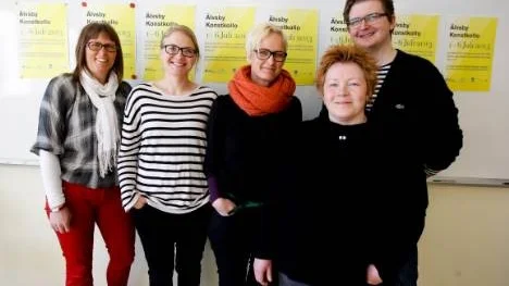 Älvsbyns konstkollo söker 60 ungdomar för en utvecklande vecka i juli. Projektledaren Monica Johansson, konstpedagogen Emmeli Lindgren samt konstnärerna Anja Persson, Lena Ylipää och konstkonsulenten Klas Hällerstrand hoppas på stort intresse.