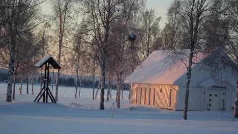 Strandkapellet vid Storstrand får en svagt rosaliknande färg i den svaga decembersolen.