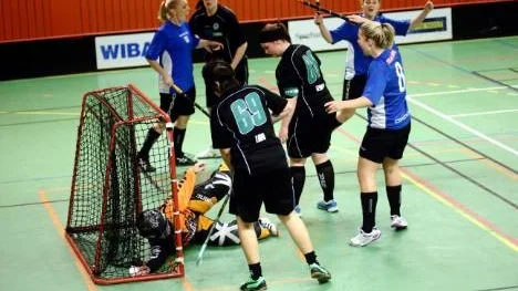 Mål för Öjebyn. Josefine Sandlund (8) har tryckt in 3-2 i den andra perioden. Det blev en jämn match som Öjebyn vann med 7-6 efter förlängning.