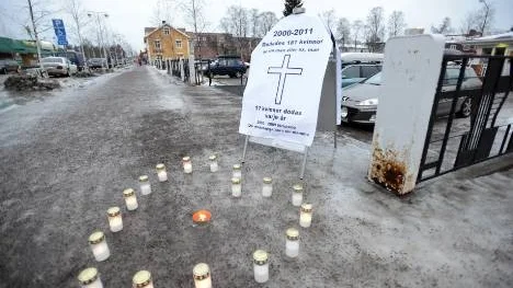 17 gravljus på Storgatan i Arvidsjaur symboliserar det antal kvinnor som varje år dödas av sin man, ex-man eller pojkvän.