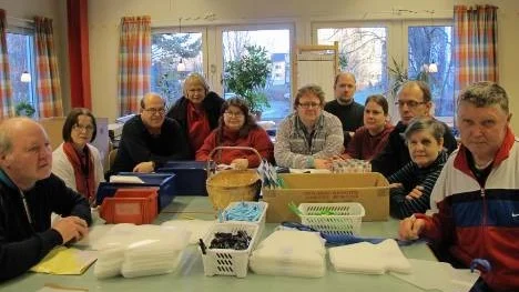 Bakom kravet att återinföra habpengen i Älvsbyn står bland andra från vänster Kent Engström, Inger Lundkvist, Mikael Ylipää, Maria Lundqvist, Maria Lundberg, Benny Persson, Ulf Lundberg, Helene Åström, Urban Engman, Elisabet Renlund och Sven-Ove Engström. "Politikerna måste hålla sitt löfte", säger Kent Engström.