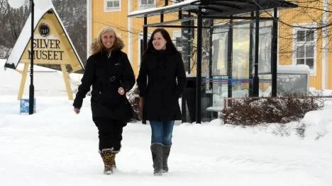 Yvonne Pauna, informatör på Arjeplogs kommun och arrangemangsutvecklare Anna-Karin Svensson jobbar med att höja statusen på Arjeplogs marknader. Till helgen startar den 373:e vintermarknaden och redan då kan utvecklingsarbetet skönjas, bland annat genom en eldfängd invigning.