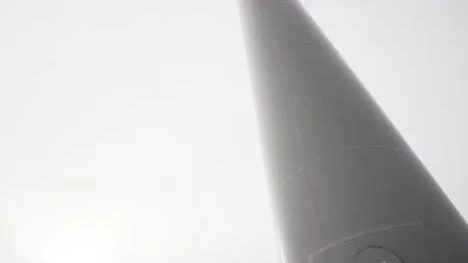 Trots positiva vindar finns det anledning för vindkraftsbolagen att tänka sig för. Anledningen är att nästan alla vindkraftsområden krockar med försvarsintressen.