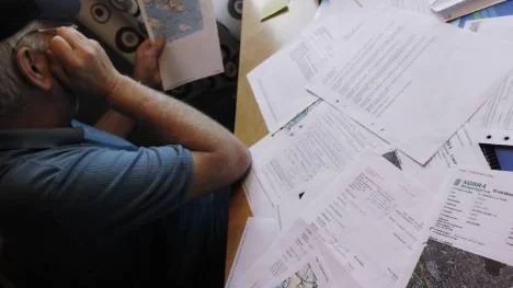 Handlingarna på bordet visar den genomförda avverkningen. Något den stroke-drabbade mannen i dag inte anser sig ha gett sitt medgivande till trots att han ägde 50 procent av skiftena.