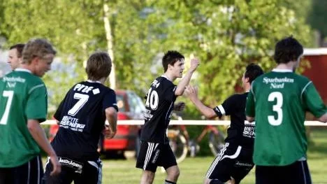 Äntligen fick Lillpite jubla över första poängen i söderfyran. Laget låg under med 1-3 mot Rosvik, men till slut blev det 3-3 sedan Bo Lundgren (10) slagit in en straff på stopptid.