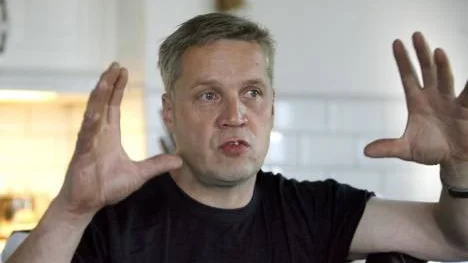 Per-Erik Lindgren, från Piteå, reser idag till Malmö och den första deltävlingen i SM-serien. Ifjol fick han sitt efterlängtade guld, och nu ska han försöka försvara sitt mästerskapstecken. Han laddade upp med att vara kvaletta på Santa Pod, utanför London. (Arkivbild)