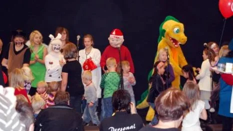 Oj, så kul det var att träffa alla barnen när jag var på mässan Nolia Barn förra helgen. Här dansar vi disco på stora scenen.