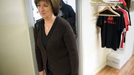 Efter några dagar med olika besked meddelar nu Mona Sahlin att dialogen med vänsterpartiet om en trepartisamverkan inför valet 2010 fortsätter. Dörren är inte stängd.