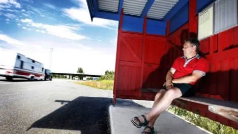 Frantz Hancke kan inte begripa varför Komfortbussen och Norrlandskusten inte kan stanna till i Jävrebyn. När han ska uppsöka sjukhuset i Umeå eller Sunderbyn måste först en taxi hämta honom och köra honom till Piteå, där han får byta till buss. Dyrt för landstinget och föga miljövänligt, resonerar Hancke.