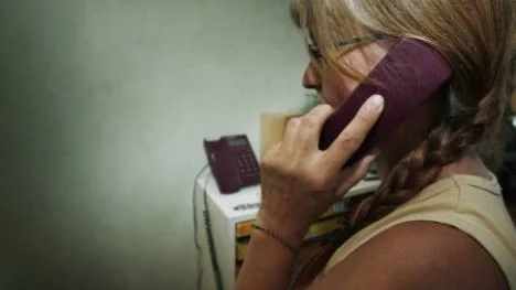En tidigare hyresgäst har ett vilande abonnemang hos Glocalnet. En kvinnoröst i luren upplyser Harriet Jonsson om att " du har för närvarande ingen tillgång till vår telefonitjänst".
