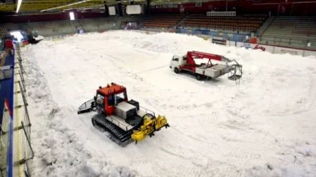 Dag och natt slet maskinförarna för att göra skoterbanan klar redan i helgen.