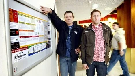 Bussåkande ligger helt rätt i tiden, enligt Roland Eklund, konsultföretaget REA, till vänster, och Niklas Hedkvist, Citybuss; allt fler Pitebor väljer bussen vid resor inom kommunen. Samtliga busstidtabeller finns numera anslagna i Småstaden och flera andra kommersiella centra i stan.