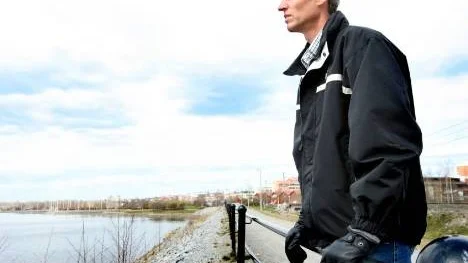 Per Lenndin, avdelningschef vid kultur- och fritid, blickar ut över Södra hamn i Piteå där kommunen vill muddra 67 000 kubikmeter bottensediment för att rädda vattenspegeln, öka vattendjup och bana väg för större båtar.