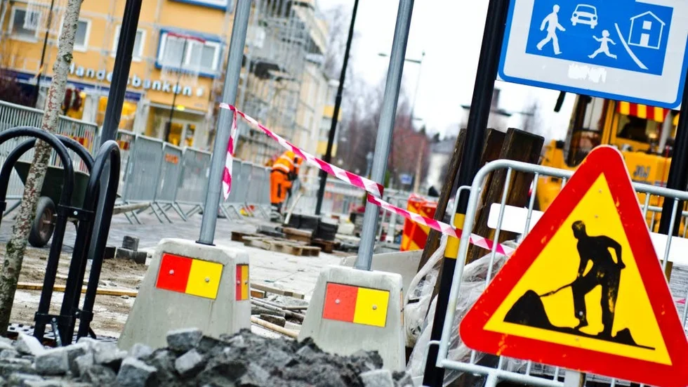 Ännu inte grävfritt. Punkter som utpekades i centrumomvandlingens slutbesiktning håller nu på att åtgärdas på Kyrkgatan.