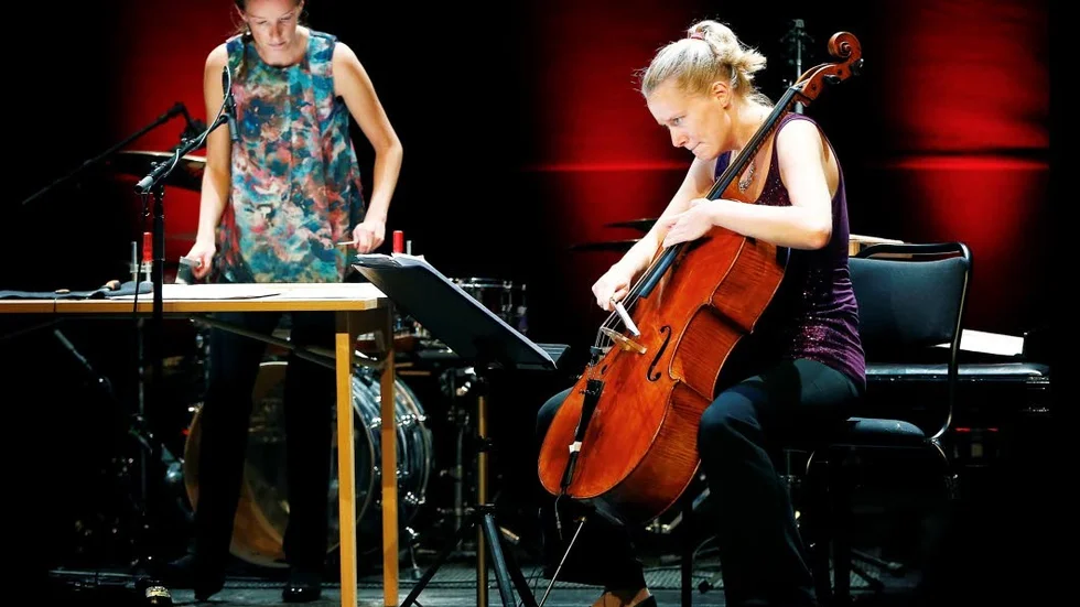 Suveräna systrar. UmeDuo består av systrarna Erika Öhman, slagverk, och Karolina Öhman, cello. De trollband publiken med rik klangvärld och suveränt samspel.