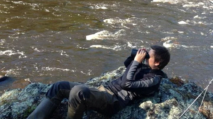 Artjägare. Alla miljöer måste övervinnas i jakten på nya arter och med kikaren i högsta hugg skapar Johannes nya naturupplevelser.