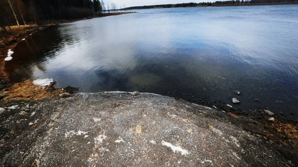 Grusgrå snö. En grusig snötipp på Gültzauuddens strand smälter långsamt ned i Stadsvikens vatten. Ingen miljöfara menar kommunen.