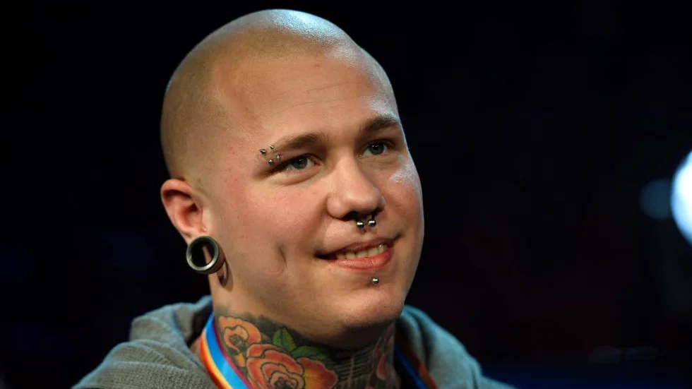 "Alla är grymma, men Yohio och Helena är de största konkurrenterna skulle jag tro", säger Linus Svenning som har dykt upp som favorit i Melodifestivalens första deltävling.