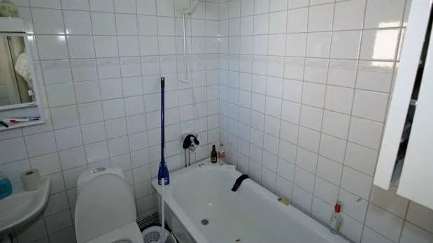 Kristoffer Johanssons badrum från polisens förundersökningsprotokoll.