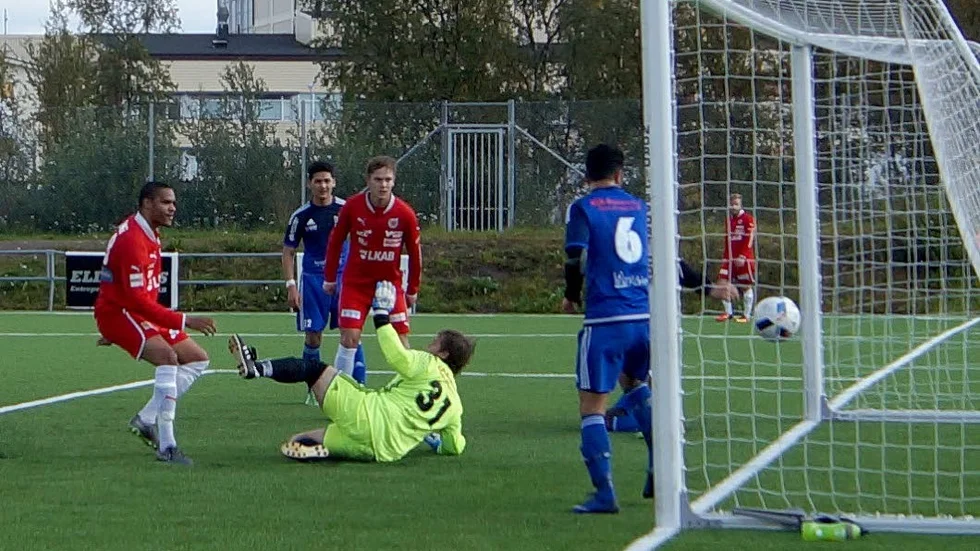 TREAN SITTER. Jack Green sätter FF:s tredje mål på en hörnretur. Arvidsjaurs keeper Isac Lundqvist är chanslös.