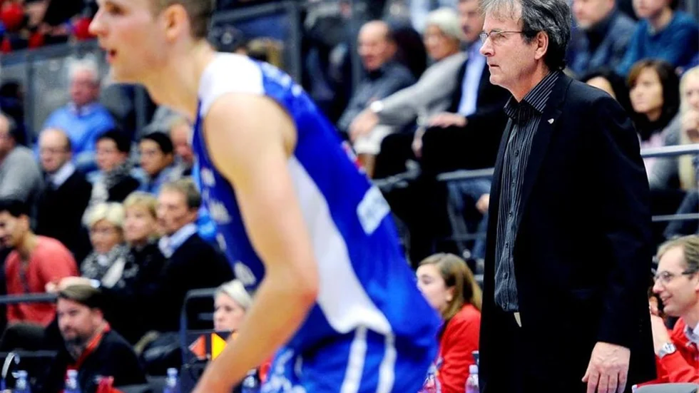 BORTPLOCKAD. LF Baskets stjärna Christopher Ryan hade en tung kväll på jobbet mot Borås Baskets finske försvarsfantom Roope Ahonen.