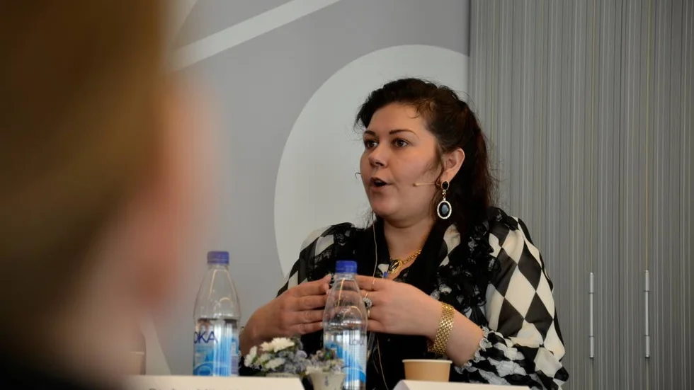 ERÖVRAR TILLBAKA. Tanja Hagert vill vara en förebild och visa att det går att göra sin röst hörd och att få en utbildning. "Jag gifte mig som 16-åring och håller nu på att utbilda mig. Jag erövrar tillbaka det som jag förlorade då, det hade inte gått utan de starka kvinnorna som jag har kring mig", säger hon under ett arrangemang av FN-rörelsen i Norrbotten.