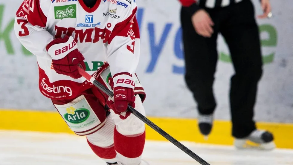 KLAR FÖR ASPLÖVEN. Backen Jesper Dahlroth blir kvar i Haparanda. Nu har 22-åringen skrivit på ett tvåårskontrakt med allsvenska Asplöven.