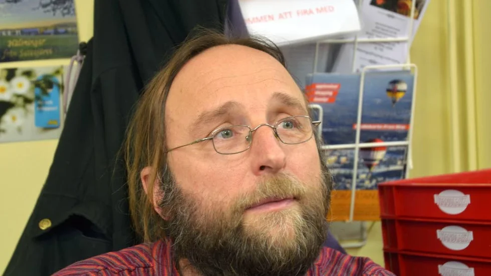 TÅGFÖRSENING. Dirk Hagenbush är en av flera hundra tågpassagerare som råkat ut för tågförseningar under måndagen. Han efterlyser fortlöpande information från tågoperatören. "Ett SMS vore ju enkelt att skicka", säger han.
Han fick sköta ombokningen själv.