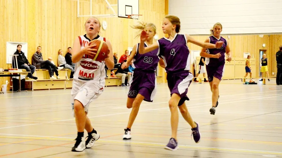 Starka. Gladan Baskets flickor födda 2002, här genom Elin Tuhn mot Brooklyn, är van att spela mot äldre motstånd.