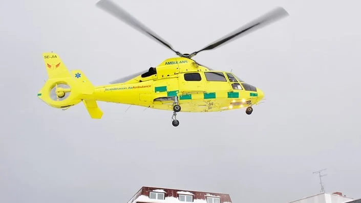 FÖRSTA LANDNINGEN. Ambulanshelikoptern kunde för första gången någonsin landa på den nya helikopterplattan utanför Kiruna sjukhus.
