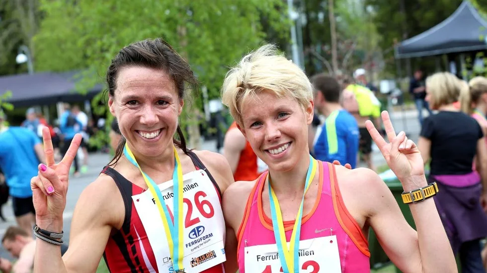Duellen. Johanna Nilsson, Morjärvs SK, (till vänster) och Annika Nilsson, Lulekamraternas LMK, (till höger) gjorde upp i en spurtduell där den sistnämnda till slut tog hem segern i Ferroformmilen.