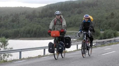 André Karlberg och Gunilla Larsson från Arjeplog  trotsade regn och tunga backar och cyklade från Bodö till Arjeplog. En  sträcka på 30 mil.