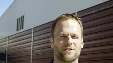Det finns en risk för att Nolia ishall kommer att läggas ned och det har väckt reaktioner. "Jag har stor respekt för att man måste göra besparningar men att lägga ned ishallen vore en katastrof. Det skulle bli svårt för oss att bedriva en vettig verksamhet", säger Niclas Lundkvist.