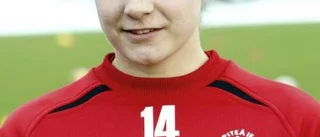 Emma, 16, är ensam på sin post