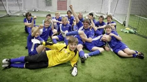 Öjeby IF:s P95 är ett av de sex vinnande lagen i årets E.ON Green Team tävling. Här är de glada vinnarna: Längst bak: Jesper Andersson, Charlie Karlsson, David Lundkvist, Jonathan Wiklund, Marcus Brandén, Kittiphat Chapikul, Jonas Åström, Tobias Viklund. Längst fram:  Gustav Rönnbäck-Wallin, Viktor Åström, David Sandström-Marklund, Martin Larsson, Lars Isaksson, Martin Öhlund. Liggande: Johan Öhlund.  Tränare för laget är Kjell Larsson och Ulf Larsson och lagledare är Lena Sandström.