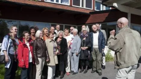 Klass 4:4 a realskolan Arvidsjaur har 50 års jubilerat.Från vänster bakre raden: Karin Wikström-Whålgren, Järfälla, Monica Edström-Stenlund, Piteå, Per Cedrenius, Albertslund (Danmark), Karin Halvarsson-Välivara, Stockholm, Herbert Andersson, Arvidsjaur, Anders Lundqvist, Lillpite, Kristina Hansson-Roslin, Piteå, Dag Skarin, Skellefteå, Bernt Nyström, Stockholm, Staffan Sundström, Helsingborg. Längst fram från vänster, Britt Öhman, Arvidsjaur, Soile Eriksson-Karlsson, Roknäs, Elisabeth Marklund-Kolb, Västerås, Margareta Olofsson-Granberg, Tullinge, Ulla-Britt Nevander-Lundström, Skellefteå, Gunnel Marklund-Jansson, Skellefteå, Per Skarin, Tullinge. Närmast kameran Mats Edin, Arvidsjaur.