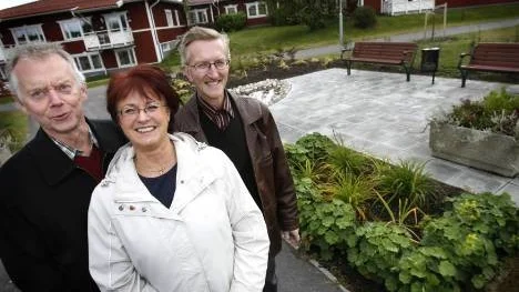 I Rosvik är glädjen stor över den miljon kronor som byn väntas få till försköning av centrum. Roland Boström, s-föreningens ordförande, Inga-Maj Larsson från trädgårdsföreningen och Einar Forsell i byautvecklingsgruppen berättar om många idéer bland byborna och byns föreningar.
